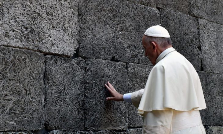 Papa lutet që bota të çlirohet nga “vala shkatërruese e terrorizmit”