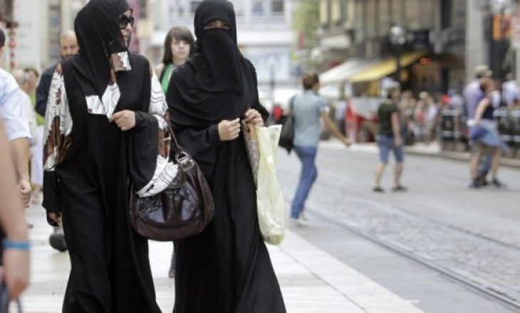 Ndalimi i burkas, arabët anulojnë pushimet në Ticino