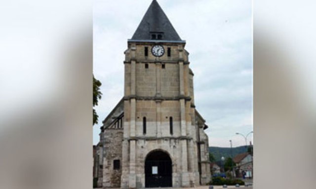 Vriten dy pengmarrës në një kishë në Francë
