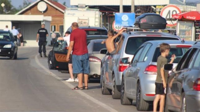 Rikthehet kolona në Merdare, mbi 3 orë pritje për të dalë nga Kosova