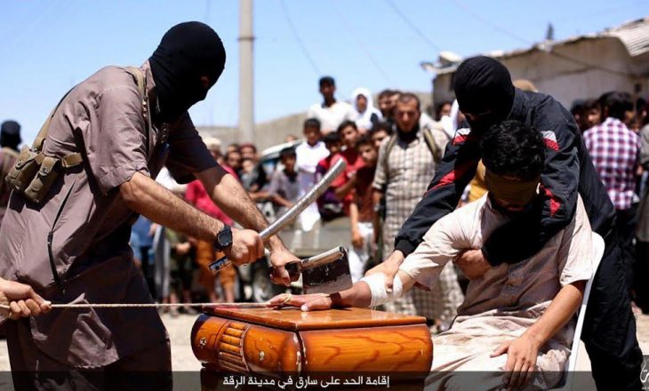 ISIS njofton në shqip për prerjen e dorës së një hajduti në Siri