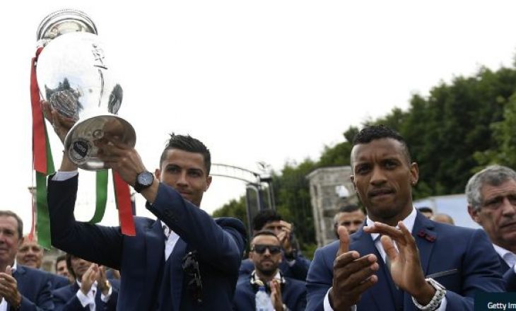 Ronaldo ia dhuron ‘Këpucën e Argjendtë’ sulmuesit portugez