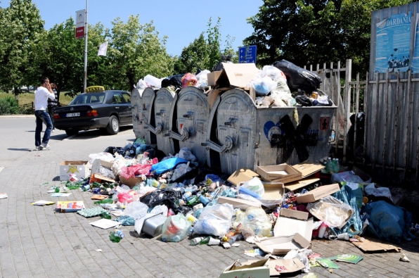Prizren, rrahje mes tre personave pas mosmarrëveshjes për hedhjen e mbeturinave