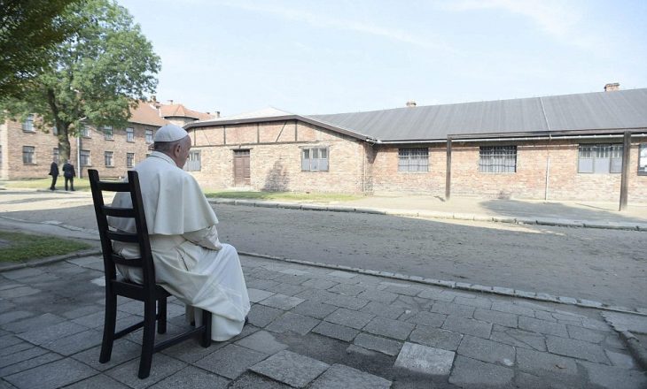 Vizita “në heshtje” e Papa Françeskut në Auschwitz