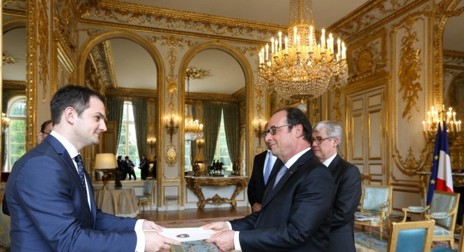 Gashi zyrtarizon punën e tij si ambasador në Francë