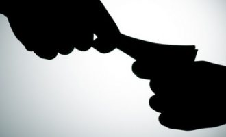 Tentoi t’u japë ryshfet policëve në kufi, arrestohet