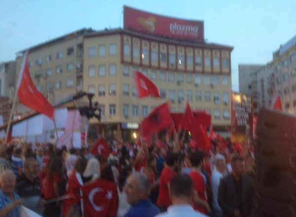 Mijëra qytetarë mblidhen në Shkup në përkrahje të Erdoganit