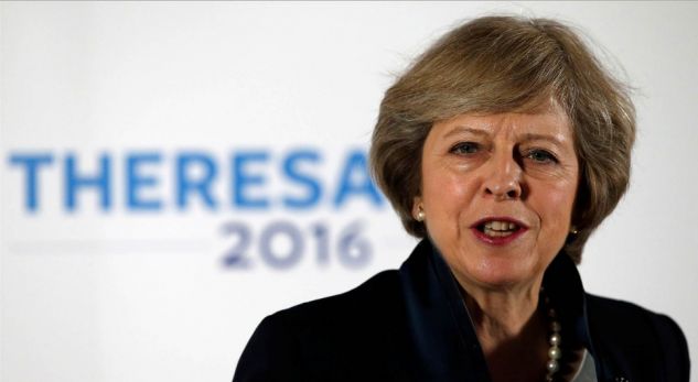 Kryeministrja britanike përjashton largimin ‘gjysmak’ nga BE