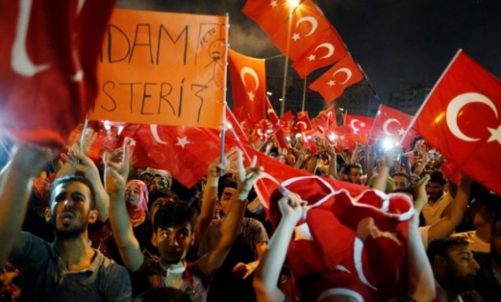 Autoritetet turke mbyllin 130 media dhe shkarkojnë 2400 ushtarë e oficerë