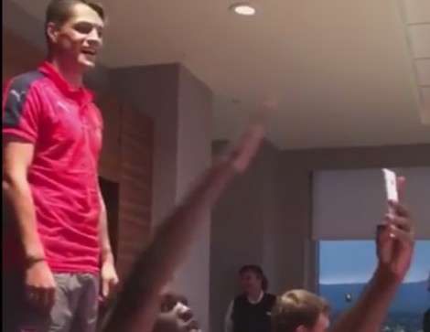 Xhaka këndon shqip para shokëve te Arsenali