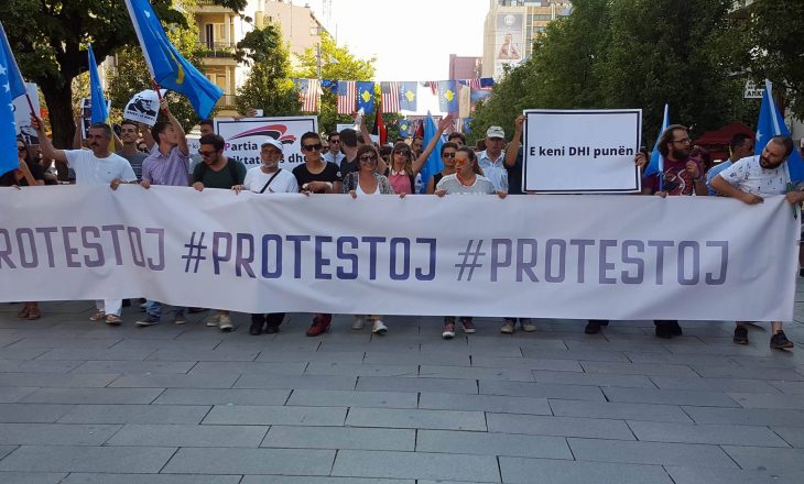 Mbahet protesta e katërt kundër korrupsionit teksa Grabovci njoftoi dorëheqjen