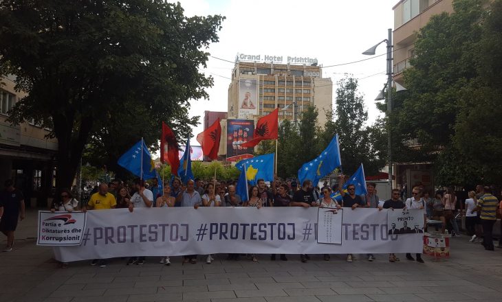 #Protestoj nuk ndalet pas dorëheqjes së Grabovcit, mbanë protestën e pestë