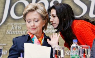 Përse janë aq të rëndësishme emailet private të Clintonit?