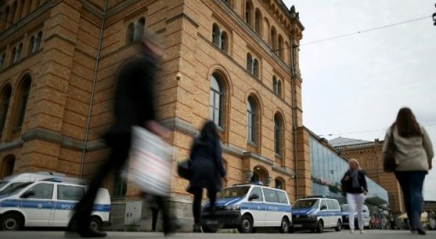 Gjermania akuzon për terrorizëm 16-vjeçaren që sulmoi policin në emër të ISIS-it