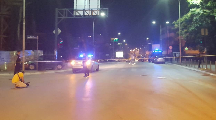 Dy persona me motoçikletë sulmuan Kuvendin