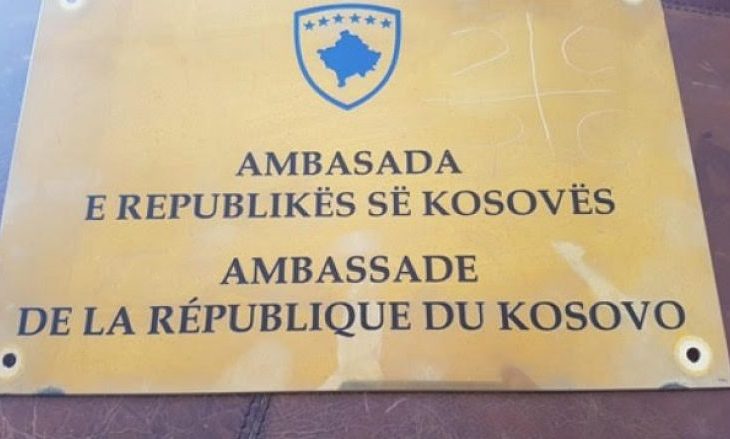 Simbole nacionaliste serbe në Pllakatin e ambasadës së Kosovës në Paris