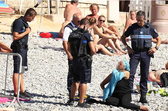 Policia franceze detyron gruan të zhvesh rrobat burkini në plazhin e Nicës