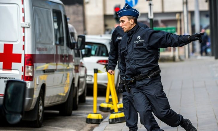 Bruksel, dy policë sulmohen nga një person i armatosur me thikë