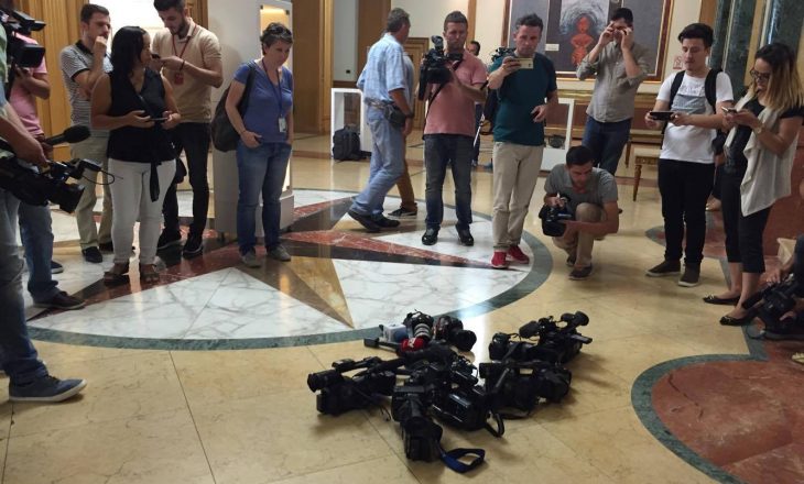 Gazetarët reagojnë për pengim të punës së tyre në Kuvend