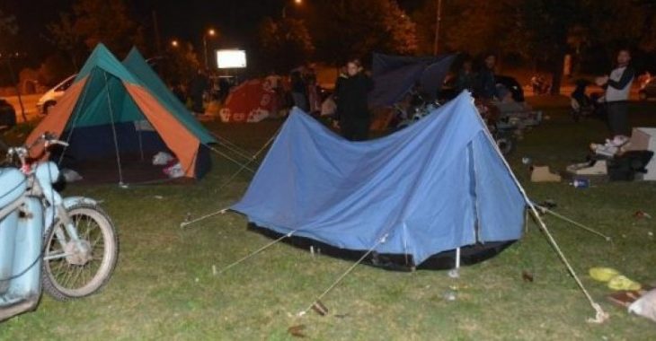 Të frikësuar nga tërmeti, shkupjanet kalojnë natën në tenda