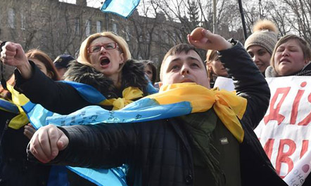 Protestues ukrainas bastisin ambasadën ruse