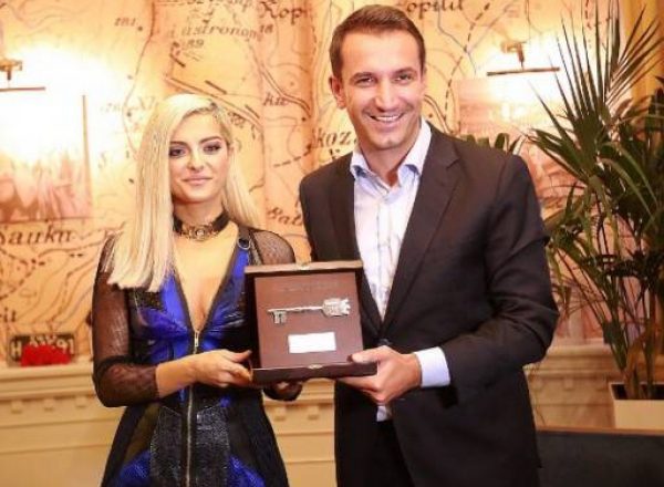 Bebe Rexha nderohet me ‘Çelësin e Qytetit’ në Tiranë