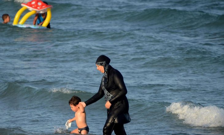 Gjykata në Francë merr vendim të ri për burkinit në plazh