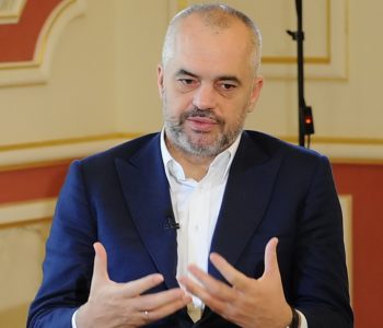 Imanuel Kant dhe Edi Rama me Robert Çamçakizin