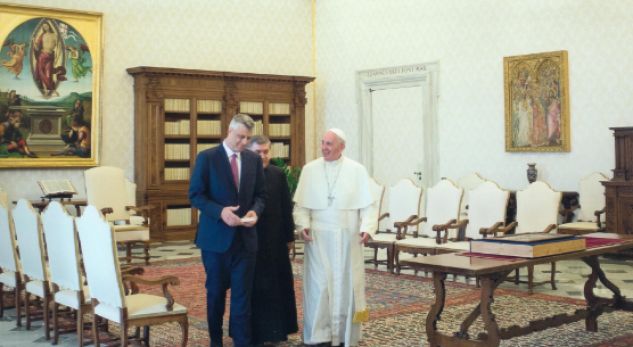 Papa Françesku takoi presidentin Thaçi në një audiencë private