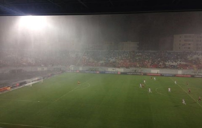 Ndërpritet ndeshja Shqipëri – Maqedoni