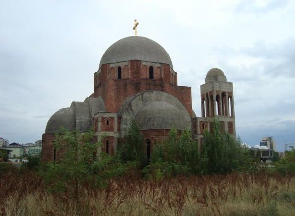 Kosova ndanë miliona për kishat ortodokse serbe