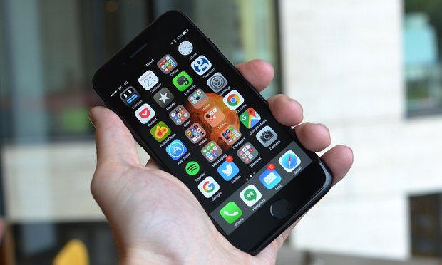 iPhone 7: Sa i mirë është një telefon bateria e të cilit nuk mban as një ditë të vetme?