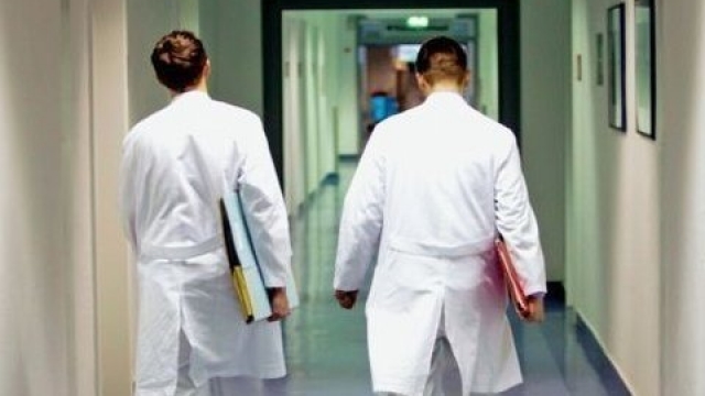 Qindra mjekë dhe infermierë janë larguar nga Kosova