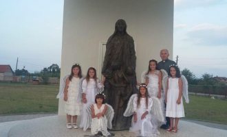 Fshati ku u ndërtua shtatorja e parë e Nënës Terezë