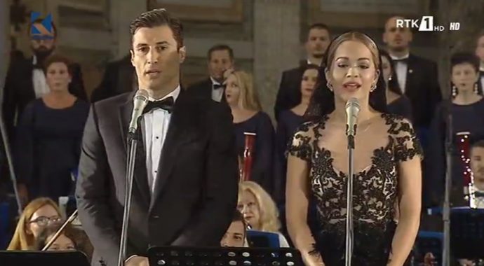 Rita Ora e hap në gjuhën shqipe koncertin për Nënën Terezë