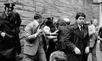 Pas 35 vjetësh në psikiatri, nesër lirohet atentatori i Ronald Regan