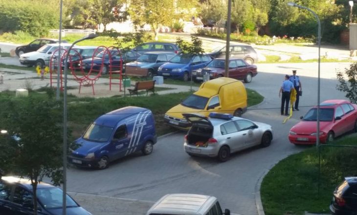 Përleshje me thikë e armë në afërsi të një shkolle në Prishtinë
