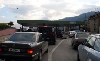 Deri në 30 minuta pritje për ta kaluar kufirin me Shqipërinë