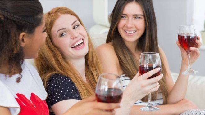 Gratë janë baraz me burrat në përdorimin e alkoolit