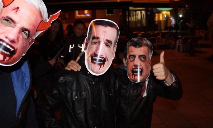 #Protestoj prezanton maskat e politikanëve për “Halloween”