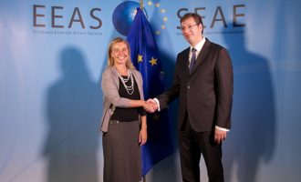 Vuçiq dhe Mogherini bisedojnë në telefon për Kosovën