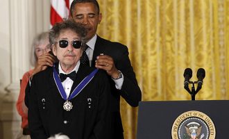 Obama uron Dylanin për Nobelin për Letërsi