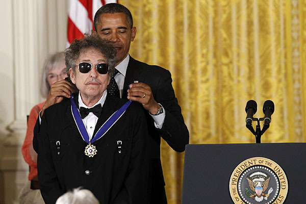 Obama uron Dylanin për Nobelin për Letërsi