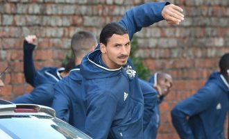 Futbollistët e Manchester United stërviten në parkingun e hotelit