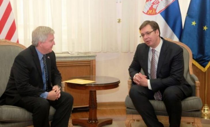 Ambasadori i SHBA-ve nxitë Vuçiqin që të zbatojë marrëveshjet me Kosovën