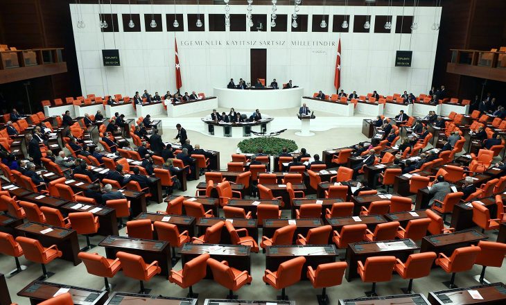 Turqia përkrah ligjin që lë të lirë abuzuesit me fëmijë nëse martohen me viktimat