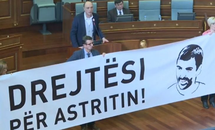 Vetëvendosje sërish me aksion në Kuvend për Astrit Deharin