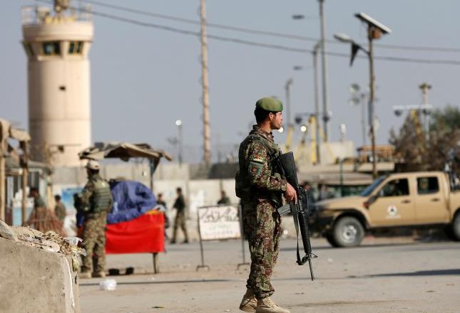 Vriten 4 amerikanë në Afganistan, sulmohet baza ajrore