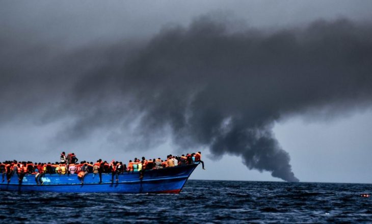 Qindra emigrantë humbën jetën si pasojë e fundosjes së barkave