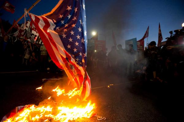 Trump paraljmëron dënime të ashpëra për ata që djegin flamurin amerikan